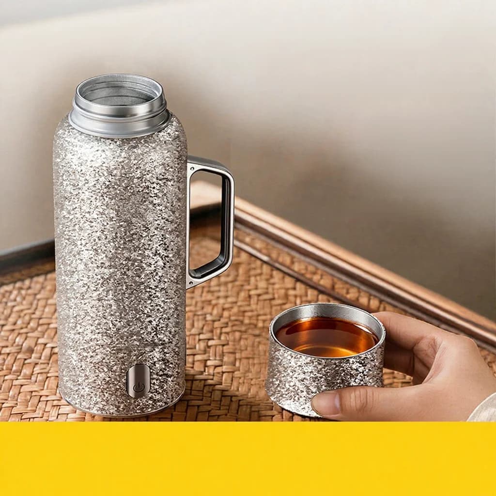 Cană izolată încălzită din titan cu mâner 680ml, cutie cadou